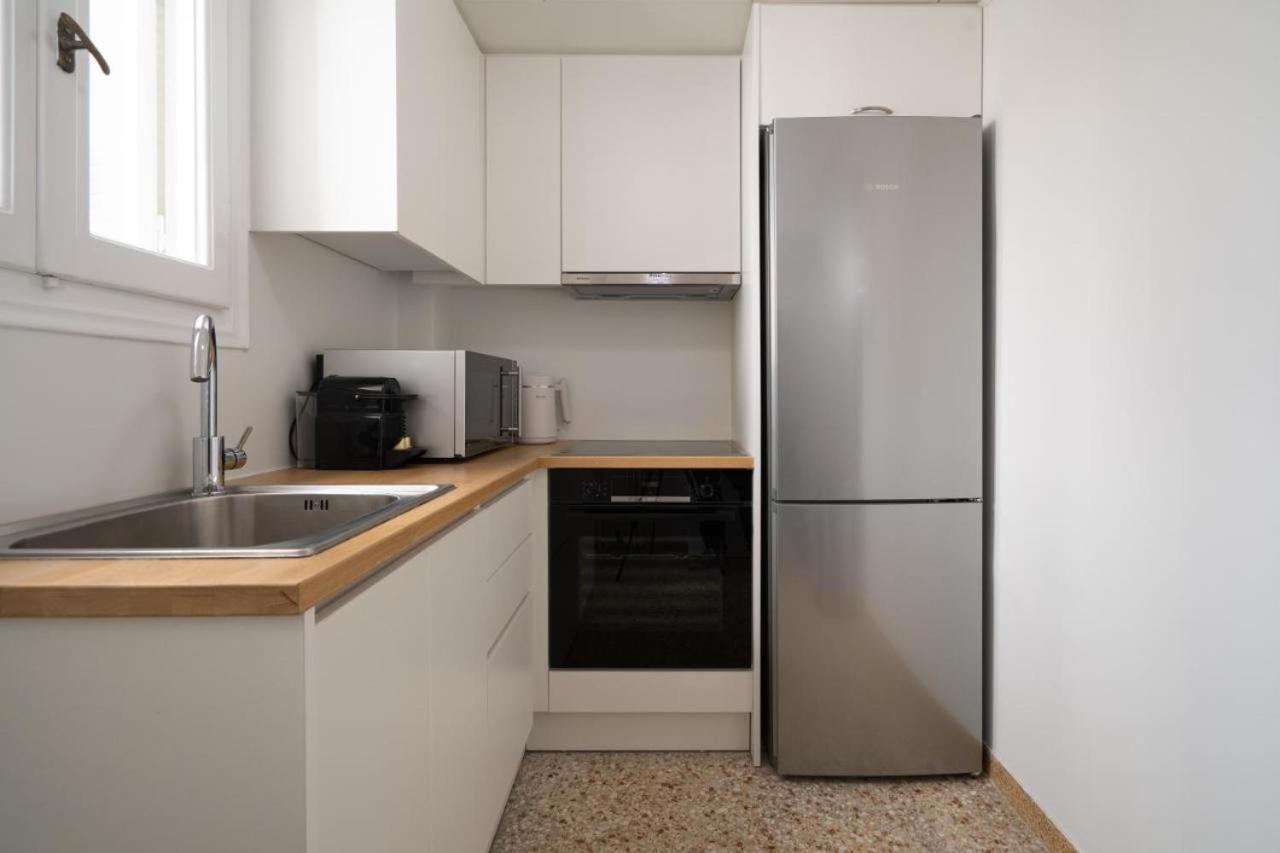 Vibrant Urban Getaway: Charming 2-Bedroom Near Bars, Parks, And Metro Atény Exteriér fotografie